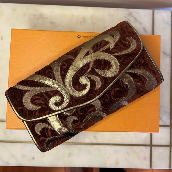 Bloomingdales Velour Clutch - Picture 6 of 11